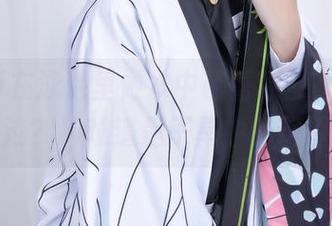 Azami在泳池里做水中芭蕾原图，没水下翻滚？那难道是干旱中的绝望？