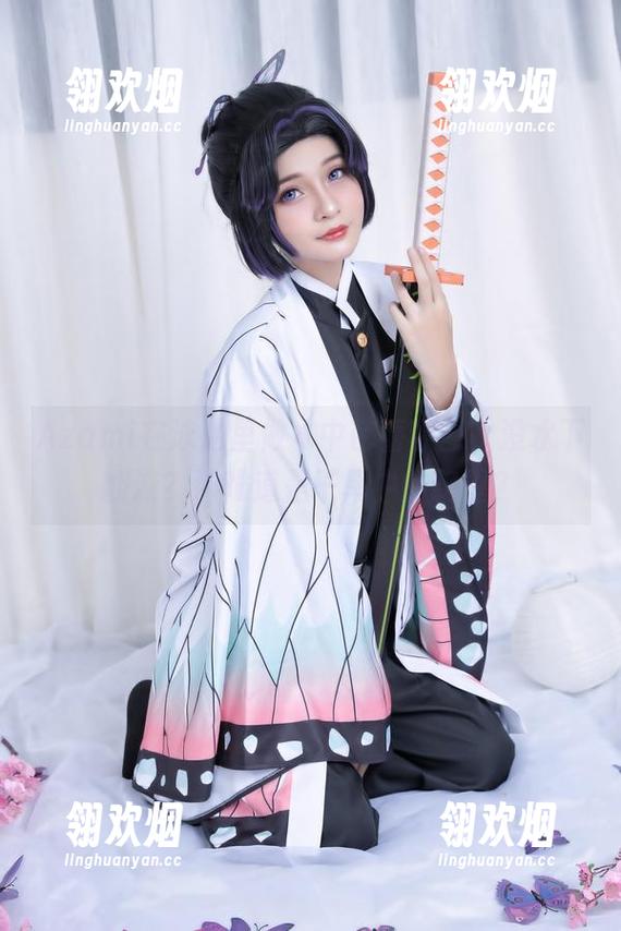Azami Azami在泳池里做水中芭蕾原图,没水下翻滚?那难道是干旱中的绝望?