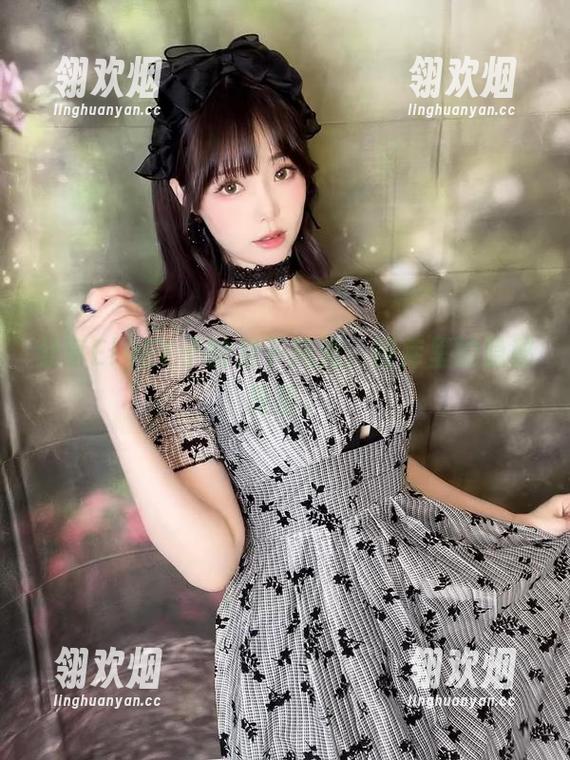 分享ElyEE子的足下风光，图库里的隐秘角落。