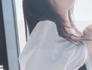 点击原图，照片里的HaNari(하나리)在校服中藏了多少心事？