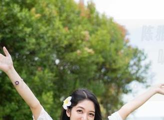 MiStar魅妍社 – 高清呈现，陈雅漫VICKY的制服又带给我了一丝错位，明明在工作，偏偏如此偷心。