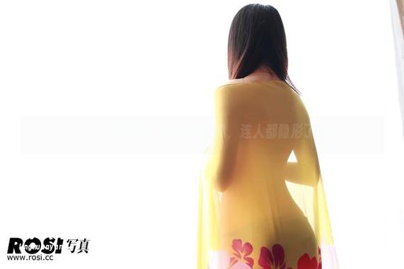 ROSI呈现原图，纯白的薄雾，连人都隐形了吧。