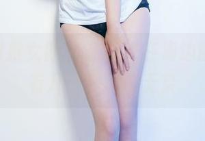 TuiGirl推女郎 – 赵惟依在海边的原图，有几分海浪的无奈