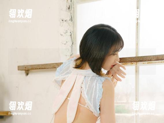Oh，白衬衫女神Uhye(이유혜)现身，难怪壁纸们也开始抬头仰望。