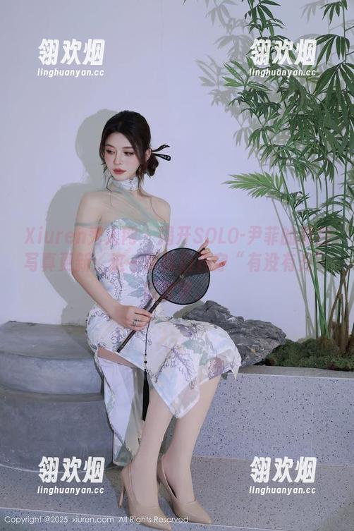 Xiuren秀人网 - 揭开SOLO-尹菲的黑白写真更新：这一季我们只穿“有没有光”的哲学。