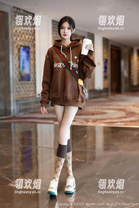 Xiuren秀人网-周美美alicia Xiuren秀人网 - 天台上的风,跟周美美alicia的最新写真一样,轻轻扬起。