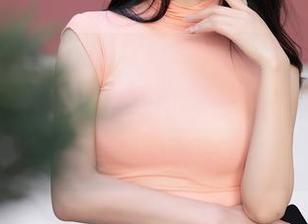 Xiuren秀人网 – 打开网盘，见到林文文的白裙写真，虽然裙子很美，可她手里的那杯饮料是什么鬼？
