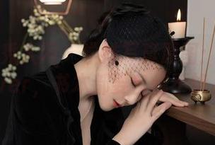 Xiuren秀人网 – 学妹写真原图：江淑影river，书本都要自愧不如。