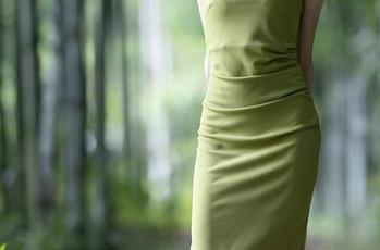 Xiuren秀人网 – 选礼服的时候，陆萱雅难免想到了美图的无尽资源，哈哈