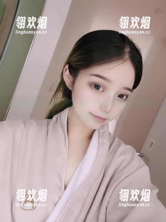eloise软软 eloise软软的棉袜静静地站在那,美图真是能让人遐想万千呀。