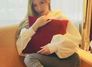 partycat轰趴猫 – 撒娇与冷酷：梦心玥高清作品里的学姐不容易让人捉摸。