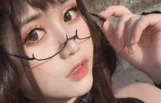 一笑芳香沁的JK写真，这图包满满都是青春的无邪与叛逆。