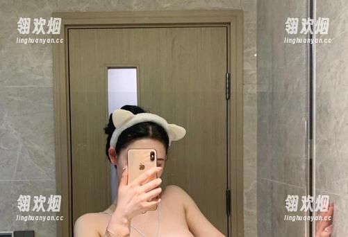 微密圈 - 看不爱笑的赛琳的泳装套图，分享间隙总让我思考，泳池里有没有那个“意外”的水花？