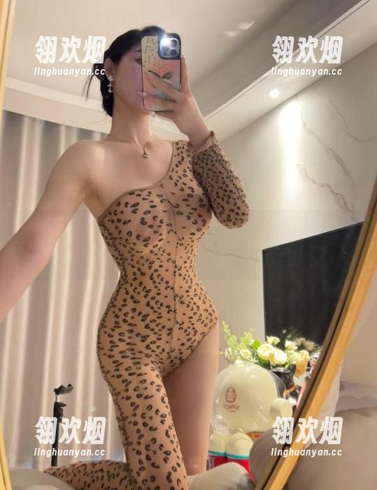 微密圈 - 不爱笑的赛琳的睡衣美图合集：我是不是该考虑买一套新的床单呢？