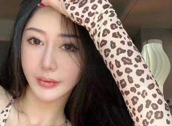 微密圈 – 无圣光的图片，揭示了不爱笑的赛琳腿部的另一种现实！