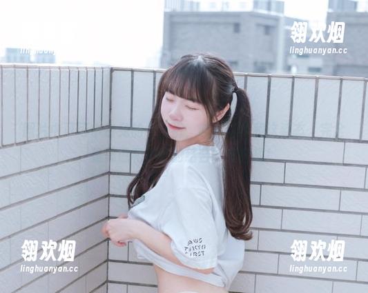 图片中可可小白兔的牛仔裤，哇，这妆和这姿态，完全是美德和狂野的结合，真有趣！