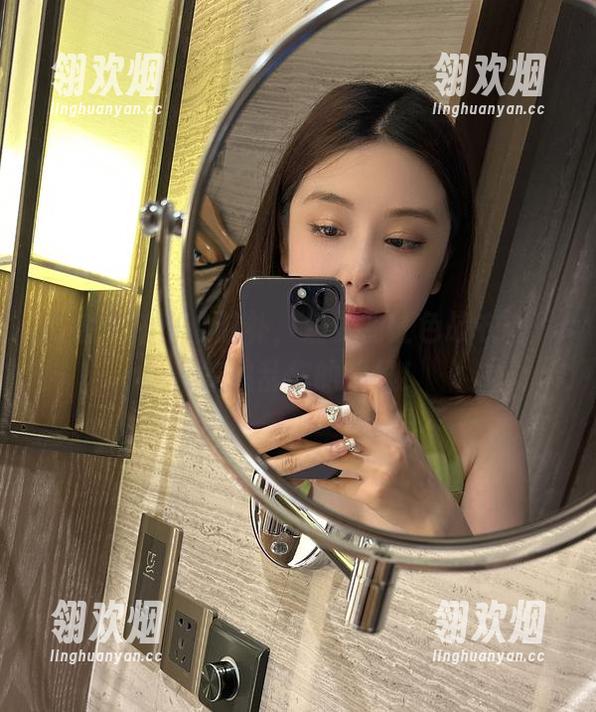 微密圈 - 小心脑补，奶雯的红色战衣图片合集捣乱你的思维！