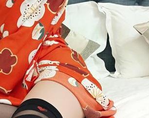 当小女巫露娜穿上这条亮片裙，肉丝的细节让作品闪动，观看的时候让我对时尚又有新的认识。