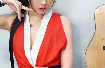 小女巫露娜皮衣写真：我真不是在看皮革，我是在看她的态度！