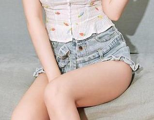 尤蜜荟 – 浴室的意外：月音瞳原图资源带你窥探
