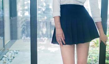 推女郎 – 艾栗栗的黑白写真，像是在柔和的光影中反思人生