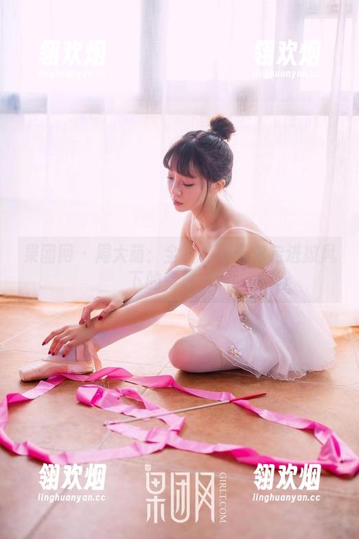 果团网-周大萌 果团网 - 周大萌:全套礼服带你走进披风下的专属气场