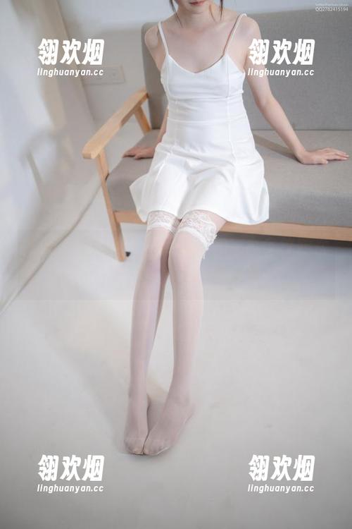 森萝财团 私拍后的原图,加点黑丝和蓝白条纹胖次,森萝财团果然套路满满。
