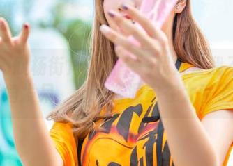 爱丝 – 欣杨街角套图——我发誓我不想去街角发呆，但这资源实在太香了。