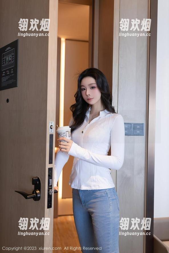 秀人网-小夕Kitty 秀人网 - 在小夕Kitty的黑白写真里,套图抛开颜色,只留那份无言的张力。