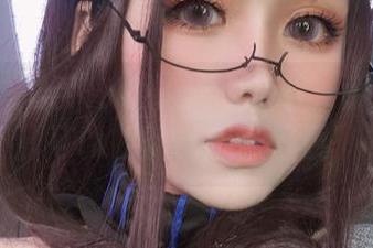 在芊川一笑MNK的连衣裙下：原来写真资源可以如此‘随意舒展’？
