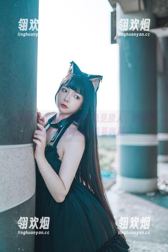 落落Raku选择的校服总是撩人，图包虽然高冷但内心吵着要收藏。