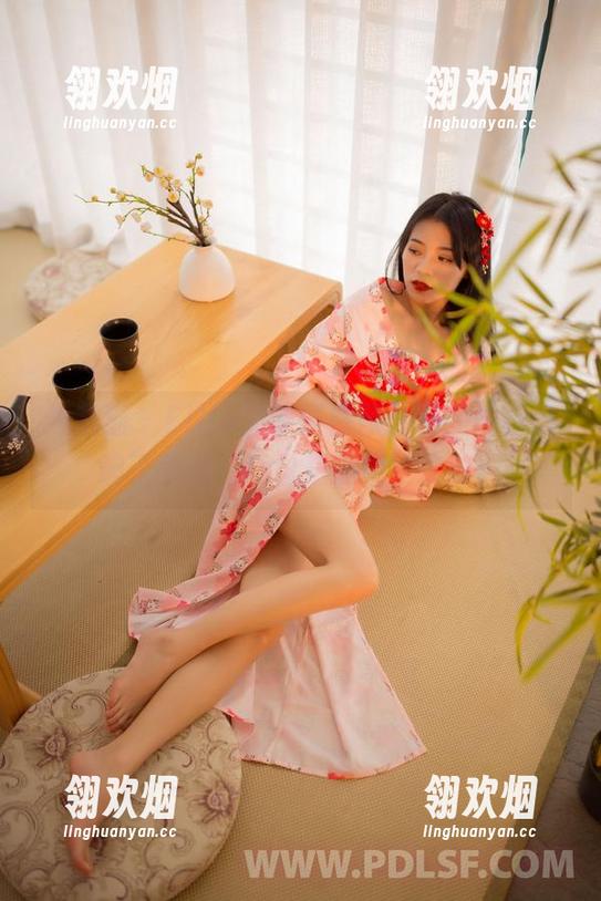 轰趴猫-Ellie艾栗栗 轰趴猫 - Ellie艾栗栗在照片里,长腿敲响了我的‘我也是腿控’之钟!