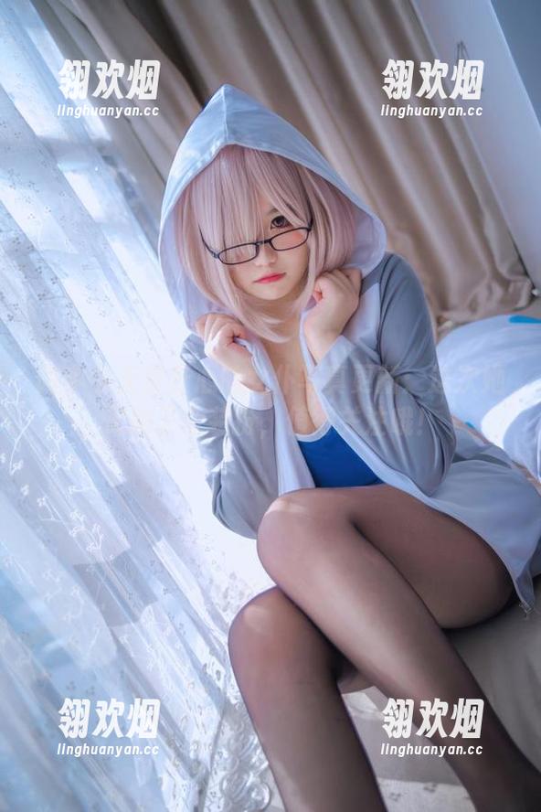 阿半今天很开心的女仆写真更新：这次她又换了个装扮，值得关注哦！