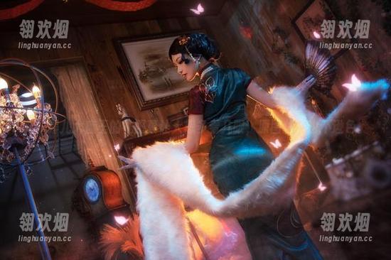 啊，露儿大魔王的礼服真让人想多看几眼，原图估计也不逊色。