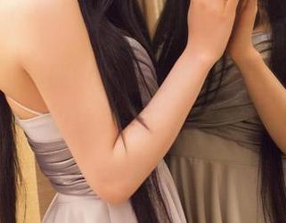 青豆客 – 图册中的丝袜细节真不少，黄可christine的身姿把它们全都衬托出来了。