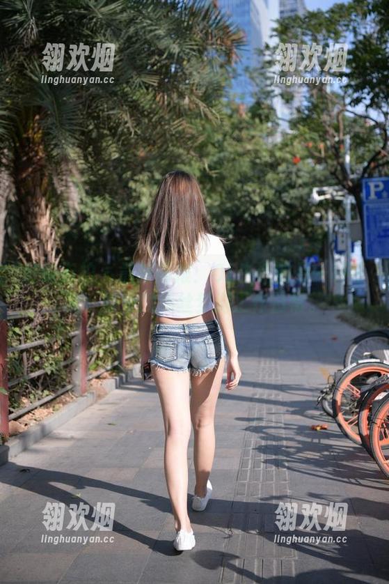 魔镜街拍-婷婷 魔镜街拍 - 最新画报:OL生活的另一种可能,婷婷的黑丝梦游工作日常。