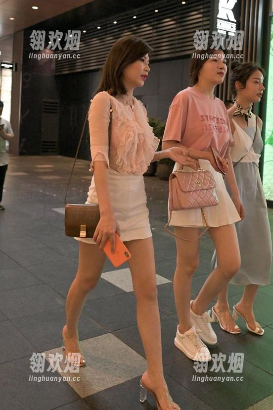 魔镜街拍 黑丝美少妇在魔镜街拍:原图展示她如何挣脱了午后的无聊,真是个小精灵!