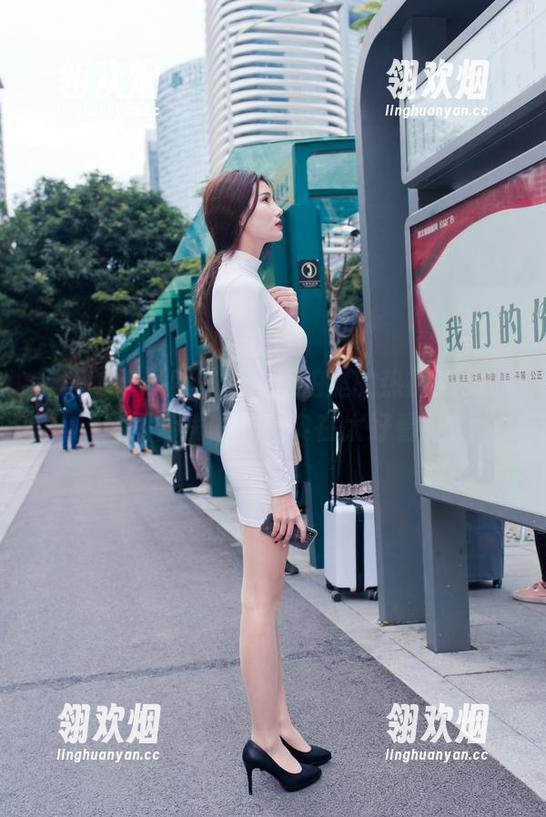 等等，这不就是魔镜街拍里的热裤美女？图库里的妆容实在太好看